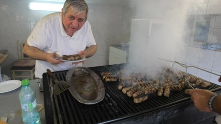 Celebrul Cocoșatu’ a făcut publică rețeta celor mai buni mici! Așa dai lovitura la grătarul de 1 Mai!