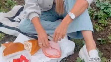 O cunoscută cântăreață din România a mâncat parizer pe marginea drumului! Cum a fost filmată vedeta - VIDEO