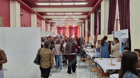 Sute de oameni au venit la Bursa locurilor de muncă din Iași - FOTO, UPDATE