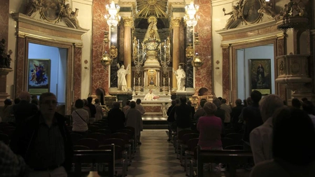 Scene șocante într-o biserică! Un preot a mușcat o femeie în timpul unei liturghii