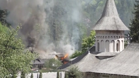 Incendiu lângă Mănăstirea Voroneț din Suceava! Există riscul ca flăcările să se extindă - FOTO