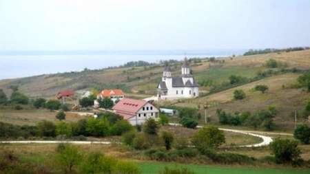 Locuitorii dintr-o comună din Iași au descoperit o metodă miraculoasă pentru bolile de stomac! Ce părere au medicii specialiști: „Eu nu consum, deoarece are mirosul ăla de ou stricat” - FOTO/VIDEO