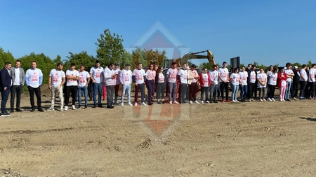 Zeci de „aplaudaci” pentru covrigarul Marcel Ciolacu, aduși cu forța de PSD pe șantierul Spitalului Regional de Urgență - FOTO, VIDEO