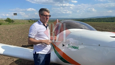 El este proprietarul aeronavei ce a aterizat forțat pe câmp la Miroslava. Aparatul de zbor, estimat la suma de 100.000 euro - GALERIE FOTO, VIDEO