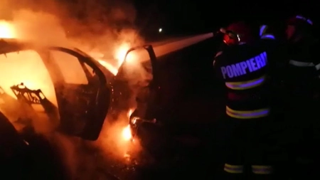 Poveste de dragoste incendiară, la Iași! După ce i-a spus „pa” iubitului său, acesta a încercat să-i seducă fiica. Totul s-a terminat în flăcări: șase autoturisme distruse