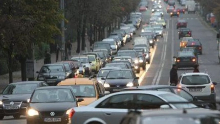 Atac în trafic, la Iași. O tânără a rămas fără geantă după ce fostul iubit a dat buzna în mașina ei. Nu a fost singura victimă