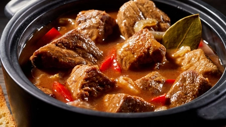  Cum să faci cel mai delicios gulaș de vită cu cartofi. Rețeta originală care îți va lăsa gura apă