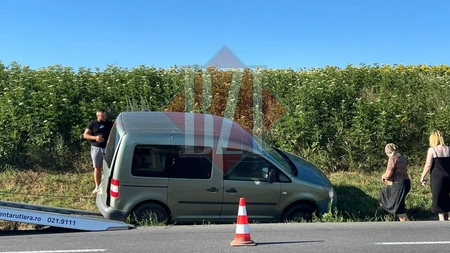 Accident rutier ce putea avea urmări grave pe europeană. Trei persoane au fost rănite după ce un bărbat de 74 de ani a intor neregulamentar - FOTO
