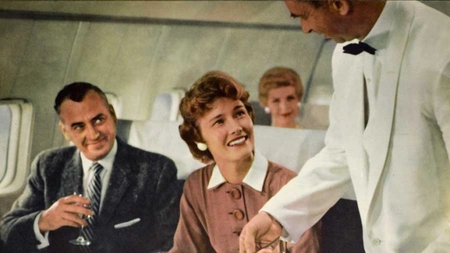 Cum arăta luxul în epoca de aur a călătoriilor cu avionul: Puțini știu ce experiențe inedite trăiau pasagerii în anii '50 - VIDEO