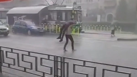 Așa ceva doar la Iași există! Să se apere de ploaie, un bărbat și-a luat pe sus prietenul, l-a pus deasupra capului și a fugit cu el spre stația de tramvai. Trecătorii au rămas șocați - FOTO/VIDEO