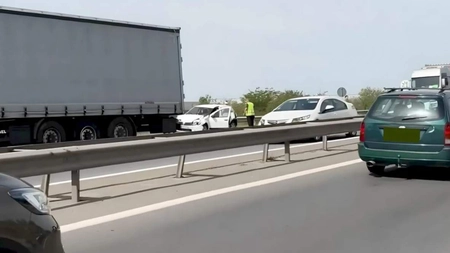 Carambol pe A1. Cinci autoturisme și două autocamioane s-au izbit