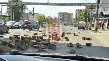 Incident la Iași! Lemne căzute dintr-un camion în pasajul Octav Băncilă. Trafic îngreunat