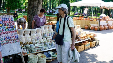 A început cea de-a 41-a ediție a târgului de ceramică „Cucuteni 5000”. Ieșenii vor putea admira exponatele în Parcul Copou