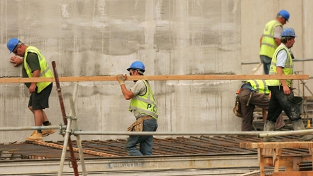 Ce salarii au românii care lucrează în construcții în 2024. E una dintre cele mai bine plătite meserii din România