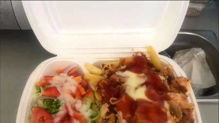 Un tânăr a primit shaorma cu un viermișor bonus. Preparatul fast-food chiar era cu de toate