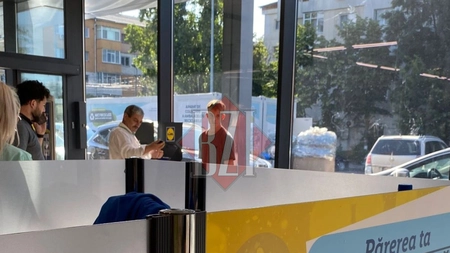 Scandal la un Lidl din Iași! Un puști s-a luat la bătaie cu agenții de pază și a spart un geam