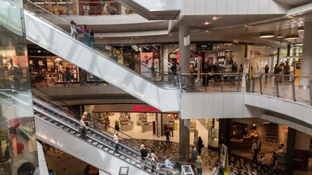 Românii lasă mai mulți bani la mall în 2024 față de 2023. Ce sume cheltuiesc