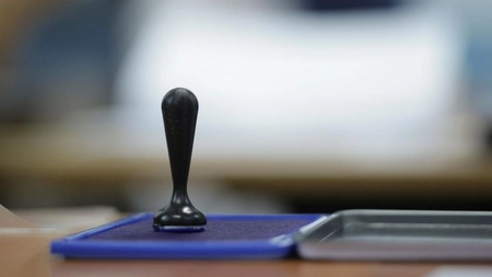 Detaliul pe care toți românii trebuie să-l știe astăzi: Unde se pune ștampila CORECT pe buletinele de vot