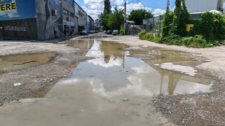 Priviți și vă cruciți! Așa arată o stradă din municipiul Iași în anul 2024. Primăria ridică din umeri, dar speră la o finanțare - FOTO