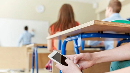 Este oficial! Telefoanele mobile vor fi interzise în școli