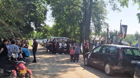 Durere fără margini la înmormântarea tinerilor morți în accidentul din Alexandru Ioan Cuza! Paul Ionașcu și Mihaela Bocan au fost conduși pe ultimul drum împreună - FOTO/VIDEO