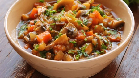 Cea mai delicioasă rețetă de tocăniță de legume cu ciuperci. Un preparat sănătos ce te poate ajuta să scapi de kilogramele în plus