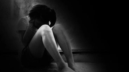 Un puști din Iași s-a trezit în miez de noapte și a văzut o scenă între părinți pe care nu o va uita vreodată: „O ținea pe mama sa cu un genunchi pe sol și cu mâna stângă de cap”