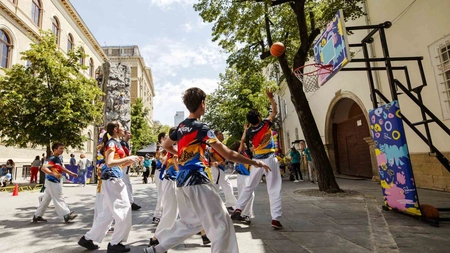 În luna august, Urban Playfield transformă parcul Palas într-o zonă de joacă și mișcare pentru întreaga familie