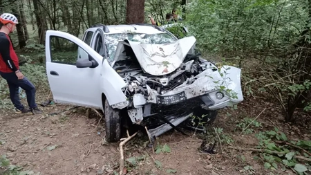 Accident în Harghita. O persoană a murit după ce un autoturism cu cinci oameni a căzut într-o prăpastie