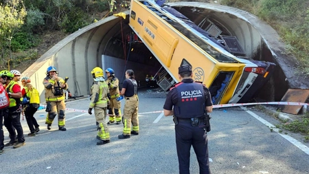 Accident rutier grav în Spania! Un autocar cu muncitori s-a răsturnat la intrarea într-un tunel