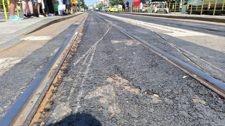Bâlbe din birou, de sub aerul condiționat! CTP a anunțat finalizarea unor lucrări de asfaltare, iar în câteva zile gropile erau la loc. Când le-a văzut, directorul s-a scuzat brusc: „Nu am făcut recepția”