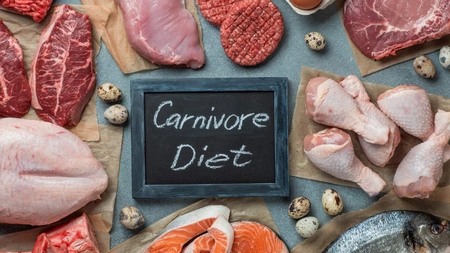 Ce este „carnivore diet”? Planul alimentar care elimină complet plantele din dieta ta
