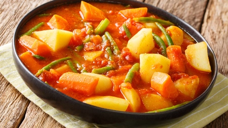 Tocăniță de cartofi cu fasole verde și cimbru. O masă gustoasă din ingrediente simple!