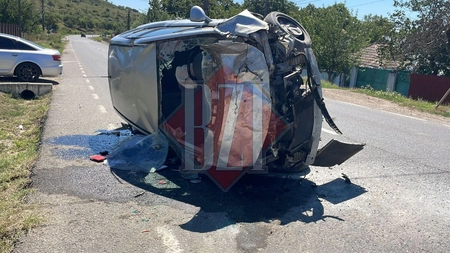 Accident rutier la Ciortești! Un autoturism s-a izbit puternic de un cap de pod. Mai multe persoane au fost rănite - EXCLUSIV, FOTO, VIDEO