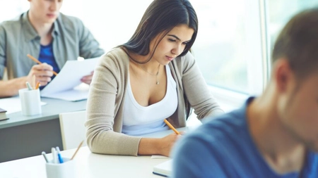 Absolvenții de liceu dau proba la alegere a profilului la BAC 2024