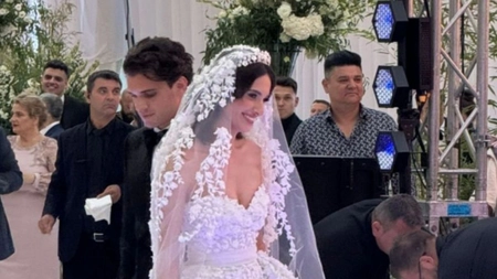 Liliana Tănase, soacra lui Ianis Ianis Hagi, a strălucit la nunta fiicei. A venit în rochie roz cu volane