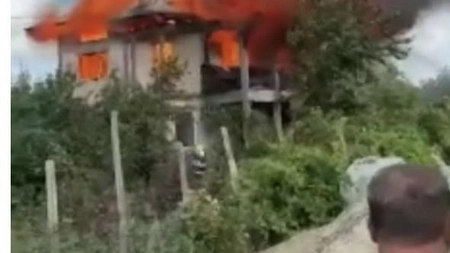 O casă a fost cuprinsă de flăcări în Suceava. Proprietarul, un bătrân de 76 de ani a avut nevoie de îngrijiri medicale