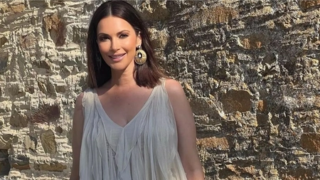 Nașa Andreea Berecleanu a purtat rochie albă la nunta din Grecia. Ce preț are articolul vestimentar