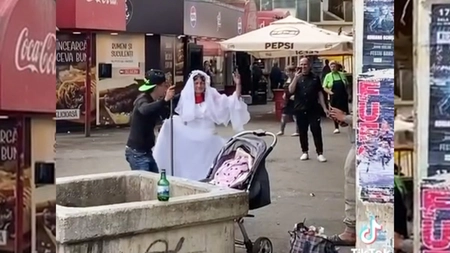 Nunta anului la Iași! O mireasă a fost jucată ca pe ursul de Anul Nou, cu parul, la Gară. Imagini incredibile! „Trăim viață ca sultanii”
