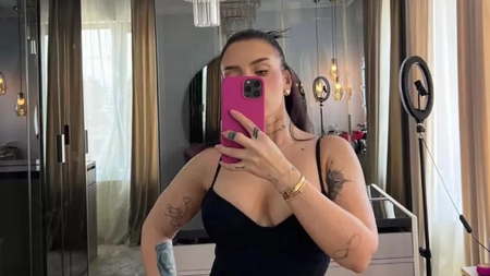 Oana Radu, sărutată pe scenă de un bărbat de la care a primit trandafiri. Declarația artistei: „Și eu sunt foarte îndrăgostită de tine” - FOTO