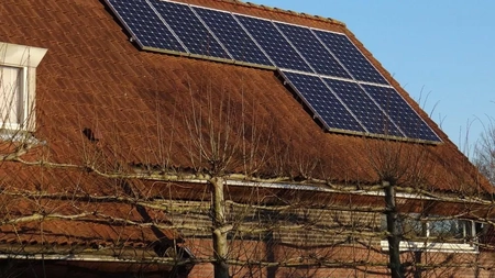 Legea care obligă prosumatorii să își monteze instalații de stocare a energiei, retrimisă în Parlament de Klaus Iohannis