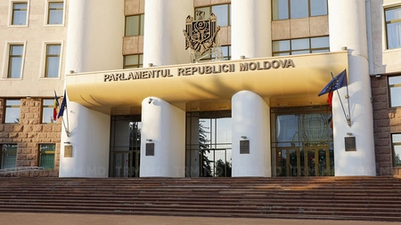 Spionaj în Parlamentul Republicii Moldova. Șeful Direcției juridice și un polițist de frontieră au fost reținuți