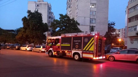 Misiune de salvare pentru pompierii ieșeni! Un porumbel s-a blocat la nivelul etajului 2 al unui bloc de locuințe