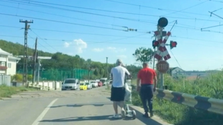 Imagini de groază, surprinse la o trecere la nivel cu cale ferată din Iași! După ce semaforul s-a făcut roșu, s-a petrecut totul. Cei slabi de inimă nici nu se pot uita până la final