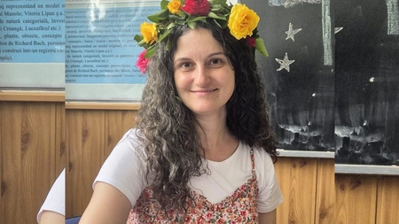 Ea este una dintre cele mai iubite profesoare din județul Iași. Ioana a plecat din Țara Galilor și a ajuns în Țibana: „Când am văzut căpițele de fân, ochii mi s-au umplut de lacrimi”