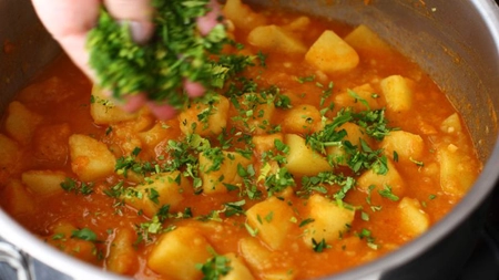 Rețetă simplă de tocăniță cu cartofi cu ceapă și usturoi. Cea mai aromată rețetă de post