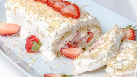 Cea mai cremoasă ruladă cu cocos și căpșuni. Un desert de vară care vă satisface pofta de dulce!