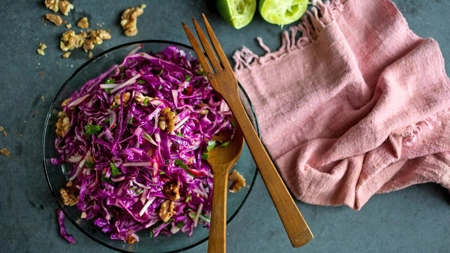 Salata de varză roșie, o explozie de culoare și gust pentru o sănătate de fier!