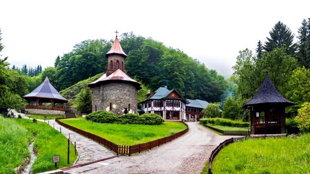 Unde este Mănăstirea Prislop, locul în care se află mormântul lui Arsenie Boca. Lăcașul de cult este vizitat de mii de turiști în fiecare an!