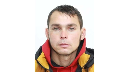 Film de groază, turnat într-un bar din Iași! Acest individ a înfipt o lamă lungă de mai bine de jumătate de metru în piciorul rivalului, apoi a dispărut. Victima a rămas într-o baltă de sânge